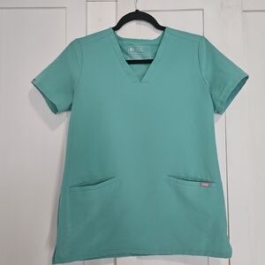 Casma 3 Pocket Scrub Top